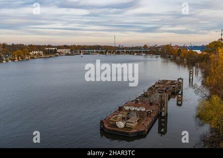 Wroclaw, Pologne - novembre 15 2020 : petite construction sur la rivière à côté du port, sous le pont de Milenijny Banque D'Images