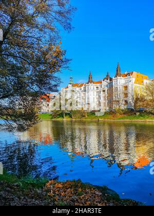 Wroclaw, Pologne - novembre 13 2020 : petite rivière de fossé près d'un petit parc et d'une promenade Banque D'Images