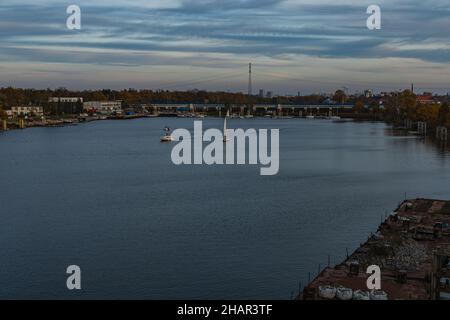 Wroclaw, Pologne - novembre 15 2020 : petite construction sur la rivière à côté du port, sous le pont de Milenijny Banque D'Images