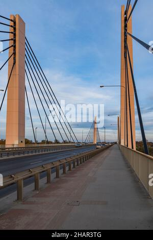 Wroclaw, Pologne - 15 2020 novembre : pont de Milenijny après le coucher du soleil à l'heure bleue Banque D'Images