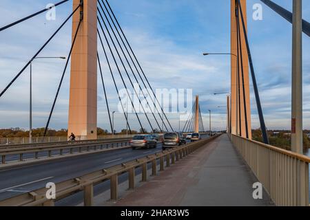 Wroclaw, Pologne - 15 2020 novembre : pont de Milenijny après le coucher du soleil à l'heure bleue Banque D'Images