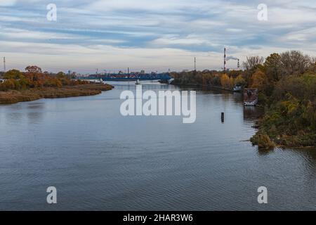 Wroclaw, Pologne - novembre 15 2020 : long pont ferroviaire bleu au-dessus de la rivière Odra par temps nuageux Banque D'Images