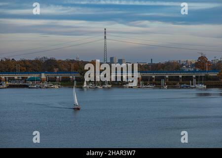 Wroclaw, Pologne - novembre 15 2020 : petit port avec peu de bateaux sur la rivière sous le pont ferroviaire Banque D'Images