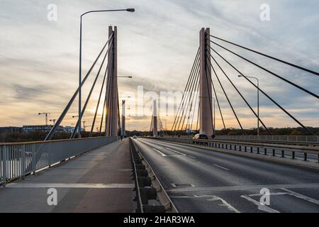 Wroclaw, Pologne - novembre 15 2020 : magnifique coucher de soleil nuageux sur la rue vue de la chaussée au pont de Milenijny Banque D'Images