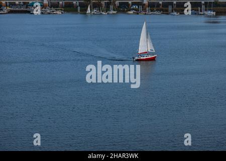 Wroclaw, Pologne - novembre 15 2020 : petit bateau nageant seul sur la rivière à côté du port Banque D'Images