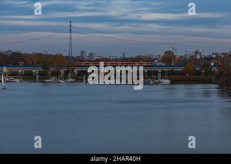 Wroclaw, Pologne - novembre 15 2020 : promenade en train sur le pont au-dessus du petit port Banque D'Images