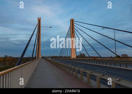 Wroclaw, Pologne - 15 2020 novembre : pont de Milenijny après le coucher du soleil à l'heure bleue Banque D'Images