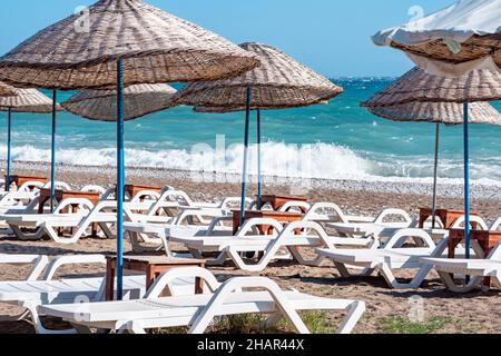 la plage avec des parasols et des lits de chevalet est vide pendant une tempête Banque D'Images