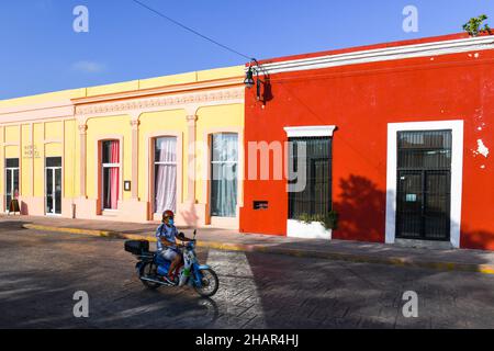 Conduite en moto dans le centre-ville de Merida, Mexique Banque D'Images