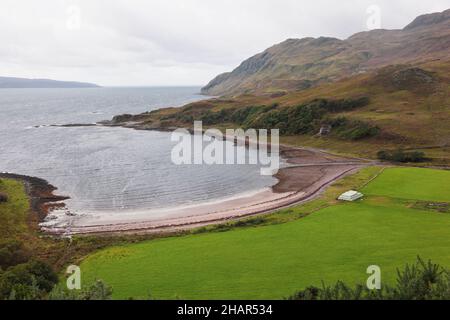 Vue sur la magnifique baie connue sous le nom de Camas Nan Geall depuis son point d'observation panoramique sur la péninsule Ardnamurchan en Écosse de l'Ouest. Banque D'Images