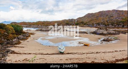 Petites embarcations à marée basse et bâches sur une plage de sable clair à Ardtep sur la côte ouest de la péninsule d'Armamurchan, en Écosse occidentale Banque D'Images