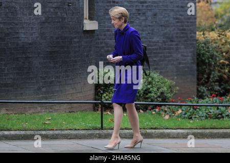 Westminster, Londres, Royaume-Uni.14th décembre 2021.Amanda Pritchard, responsable de la santé britannique et chef de la direction du NHS en Angleterre, se promène dans Downing Street, éventuellement pour rencontrer le secrétaire à la Santé Sajid Javid, qui a assisté à un cabinet plus tôt.Credit: Imagetraceur/Alamy Live News Banque D'Images