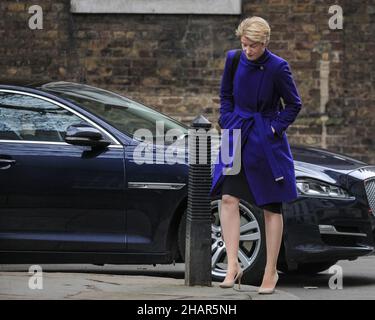 Westminster, Londres, Royaume-Uni.14th décembre 2021.Amanda Pritchard, responsable de la santé britannique et chef de la direction du NHS en Angleterre, se promène dans Downing Street, éventuellement pour rencontrer le secrétaire à la Santé Sajid Javid, qui a assisté à un cabinet plus tôt.Credit: Imagetraceur/Alamy Live News Banque D'Images