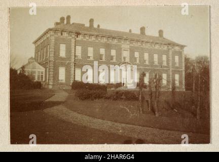 Photographie ancienne de la façade arrière de Beningbrough Hall, une maison de campagne géorgienne dans le North Yorkshire, 1905 Banque D'Images