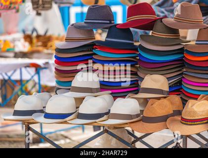 Pile de Panama hats sur le marché local de l'art et de l'artisanat, Otavalo, Equateur. Banque D'Images