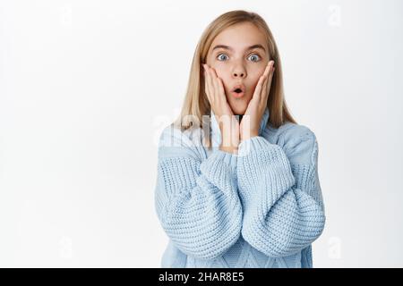 Gros plan portrait de la petite fille de l'adolescence émervetée, surprise, enfant regardant avec étonnement et incrédulité, disant wow, impressionné par la publicité de vente Banque D'Images