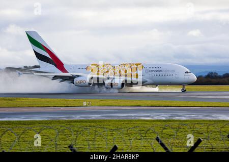 Emirates Boeing A380 débarquant à l'aéroport de Manchester au départ des Émirats Arabes Unis Banque D'Images