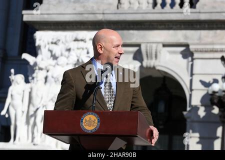 Le sénateur de l'État de Pennsylvanie, Doug Matriano, s'exprime lors d'un rassemblement contre les mandats de vaccination à Harrisburg, en Pennsylvanie, le 14 décembre 2021.(Photo de Paul Weaver/Sipa USA) crédit: SIPA USA/Alay Live News Banque D'Images