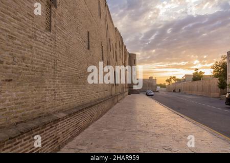 Coucher de soleil sur la rue Khodja Nurobobod avec Mir-i-Arab Madrasa à Boukhara, Ouzbékistan Banque D'Images