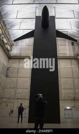 Hangar Bicocca, Milan, Italie: Ghosts souffle aveugle par Maurizio Cattelan, monolithe noir avec un avion, rappel des attaques du 11 septembre 2001 Banque D'Images