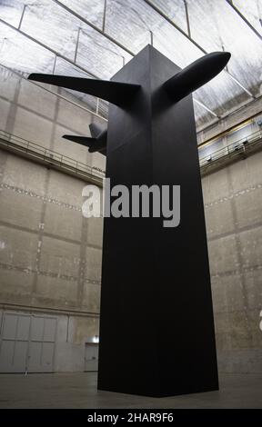 Hangar Bicocca, Milan, Italie: Ghosts souffle aveugle par Maurizio Cattelan, monolithe noir avec un avion, rappel des attaques du 11 septembre 2001 Banque D'Images