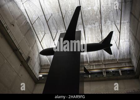 Hangar Bicocca, Milan, Italie: Ghosts souffle aveugle par Maurizio Cattelan, monolithe noir avec un avion, rappel des attaques du 11 septembre 2001 Banque D'Images