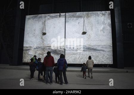 Milan, Italie: Les visiteurs regardent Alchemie (Alchemy), deux toiles d'Alnselm Kiefer, qui fait partie des sept palais célestes, installation à Hangar Bicocca Banque D'Images