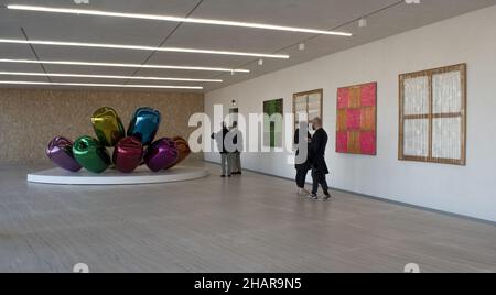 Milan, Italie: Tulipes (1995-2004) de Jeff Koons, un bouquet de grandes fleurs colorées en acier inoxydable, à la Fondazione Prada Banque D'Images