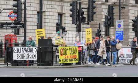 Westminster, Londres, Royaume-Uni.14th décembre 2021.Un groupe de manifestants anti-vaccination a brandi des banderoles et tenu des pancartes protestant contre la poursuite des efforts de vaccination et contre les effets négatifs présumés des vaccins contre les covids près du Parlement aujourd'hui à Westminster.Credit: Imagetraceur/Alamy Live News Banque D'Images