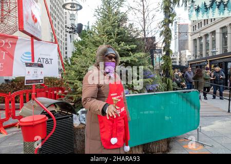 Detroit, Michigan - Une sonnerie pour l'Armée du Salut sollicite des dons pour la charité religieuse dans les semaines qui ont précédé Noël. Banque D'Images