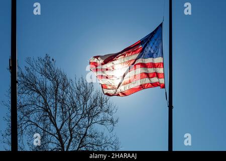 Detroit, Michigan - le soleil brille à travers un drapeau américain volant au Musée historique de Detroit. Banque D'Images