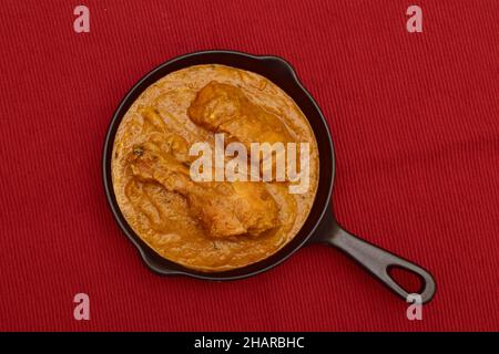 Vue de dessus de Murgh Makhani dans la poêle, poulet au beurre Banque D'Images