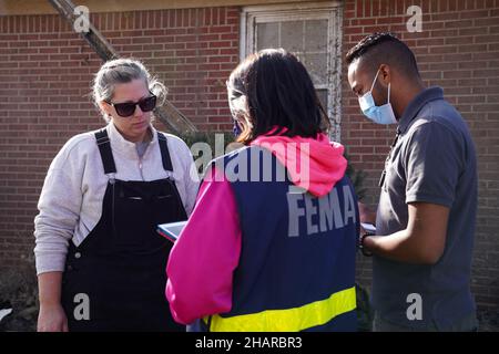 Dawson Springs, Kentucky, États-Unis.14th décembre 2021.Des équipes d'assistance aux survivants de catastrophes (DSA) sont arrivées à Dawson Springs, Kentucky, de porte à porte pour aider à inscrire les survivants des récentes tornades.(Credit image: © Dominick Del Vecchio/FEMA via ZUMA Press Wire Service) Banque D'Images