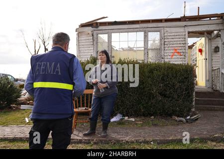 Dawson Springs, Kentucky, États-Unis.14th décembre 2021.Des équipes d'assistance aux survivants de catastrophes (DSA) sont arrivées à Dawson Springs, Kentucky, de porte à porte pour aider à inscrire les survivants des récentes tornades.(Credit image: © Dominick Del Vecchio/FEMA via ZUMA Press Wire Service) Banque D'Images