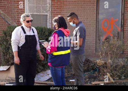 Dawson Springs, Kentucky, États-Unis.14th décembre 2021.Des équipes d'assistance aux survivants de catastrophes (DSA) sont arrivées à Dawson Springs, Kentucky, de porte à porte pour aider à inscrire les survivants des récentes tornades.(Credit image: © Dominick Del Vecchio/FEMA via ZUMA Press Wire Service) Banque D'Images