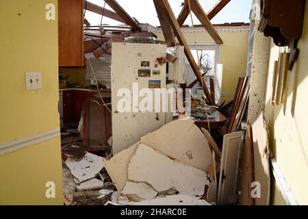 Dawson Springs, Kentucky, États-Unis.14th décembre 2021.Des équipes d'assistance aux survivants de catastrophes (DSA) sont arrivées à Dawson Springs, Kentucky, de porte à porte pour aider à inscrire les survivants des récentes tornades.(Credit image: © Dominick Del Vecchio/FEMA via ZUMA Press Wire Service) Banque D'Images