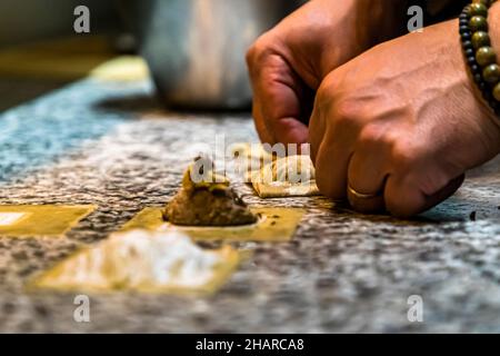 Raviolis de foie d'oie à la truffe dans les Oups, France Banque D'Images