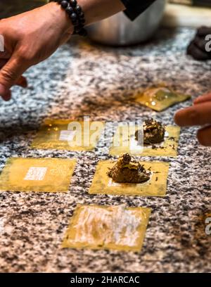 Raviolis de foie d'oie à la truffe dans les Oups, France Banque D'Images