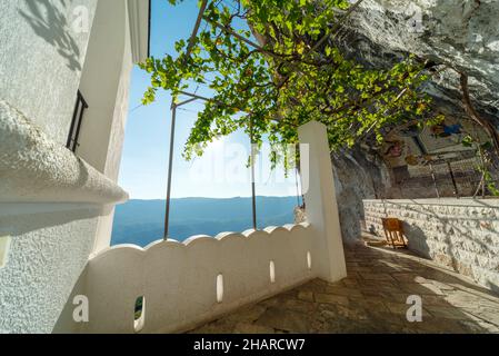 L'un des nombreux balcons de terrasse, entourant les grottes du monastère, avec une vue fantastique sur les plaines de Bjelopavlici et la vallée de Zeta, la plus pop Banque D'Images