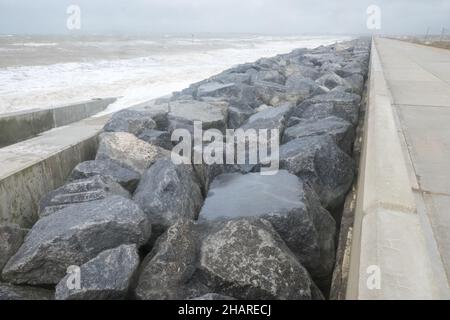 Promenade,front de mer,défense de la mer,défense de la mer,mer,Manche,météo,mers rudes,conditions,sauvages,tempête,tempête,vent,vent,météo,sur,la,côte,côtière,Dungeness,Kent,Angleterre,Anglais,GB,Grande-Bretagne,Grande-Bretagne,Royaume-Uni,Europe,européen,août,été,étés,jour, Banque D'Images
