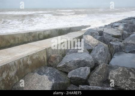 Promenade,front de mer,défense de la mer,défense de la mer,mer,Manche,météo,mers rudes,conditions,sauvages,tempête,tempête,vent,vent,météo,sur,la,côte,côtière,Dungeness,Kent,Angleterre,Anglais,GB,Grande-Bretagne,Grande-Bretagne,Royaume-Uni,Europe,européen,août,été,étés,jour, Banque D'Images
