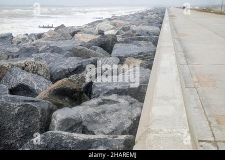 Promenade,front de mer,défense de la mer,défense de la mer,mer,Manche,météo,mers rudes,conditions,sauvages,tempête,tempête,vent,vent,météo,sur,la,côte,côtière,Dungeness,Kent,Angleterre,Anglais,GB,Grande-Bretagne,Grande-Bretagne,Royaume-Uni,Europe,européen,août,été,étés,jour, Banque D'Images