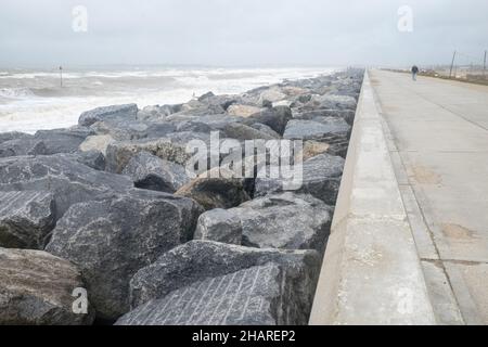 Promenade,front de mer,défense de la mer,défense de la mer,mer,Manche,météo,mers rudes,conditions,sauvages,tempête,tempête,vent,vent,météo,sur,la,côte,côtière,Dungeness,Kent,Angleterre,Anglais,GB,Grande-Bretagne,Grande-Bretagne,Royaume-Uni,Europe,européen,août,été,étés,jour, Banque D'Images