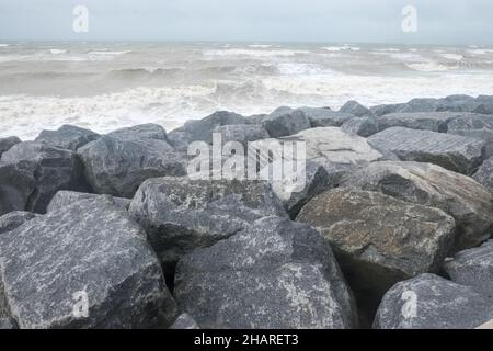 Promenade,front de mer,défense de la mer,défense de la mer,mer,Manche,météo,mers rudes,conditions,sauvages,tempête,tempête,vent,vent,météo,sur,la,côte,côtière,Dungeness,Kent,Angleterre,Anglais,GB,Grande-Bretagne,Grande-Bretagne,Royaume-Uni,Europe,européen,août,été,étés,jour, Banque D'Images
