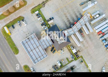 Station-service pour faire le plein de véhicules, de camions et de réservoirs de carburant, d'essence et de diesel près de la route Banque D'Images