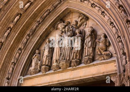 Image du tympan avec la statue de Santa Maria à la porte des Apôtres de la cathédrale de Santa Maria à Valence, Espagne Banque D'Images