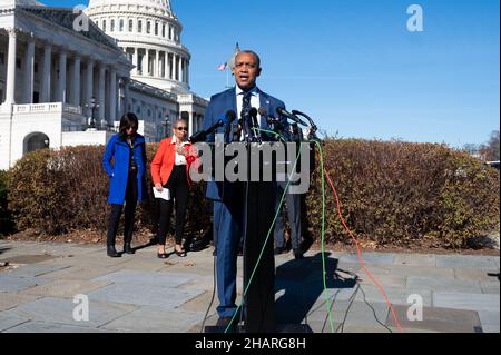 Washington, États-Unis.14th décembre 2021.Le procureur général du district de Columbia (DC), Karl racine, parle de l'annonce d'une poursuite civile déposée par le procureur général du district de Columbia (DC) contre les fiers garçons et les Oath Keepers pour leurs actions le 6 janvier au Capitole des États-Unis.Crédit : SOPA Images Limited/Alamy Live News Banque D'Images