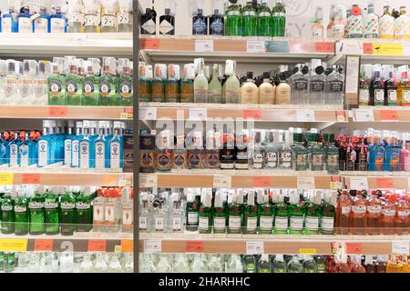 Quatre rangées de vins blancs sont exposées sur les étagères de l'allée des boissons dans un supermarché Kent UK Banque D'Images