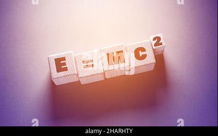 Gros plan de E = mc 2 Mot écrit sur des cubes en bois Banque D'Images