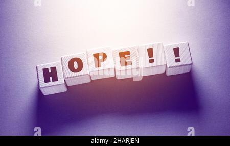 Mot d'espoir écrit sur des cubes en bois Banque D'Images